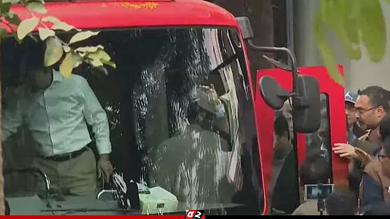 বাবার কবর জিয়ারত করতে জিয়া উদ্যানের পথে তারেক রহমান