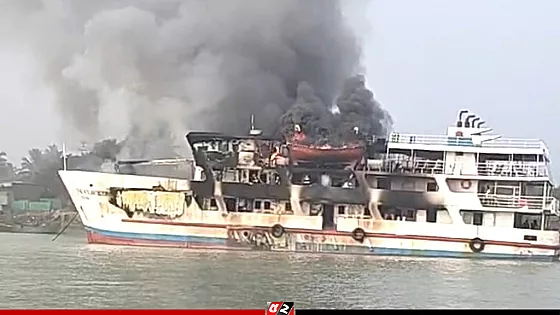 সেন্ট মার্টিনগামী পর্যটকবাহী জাহাজে আগুন   