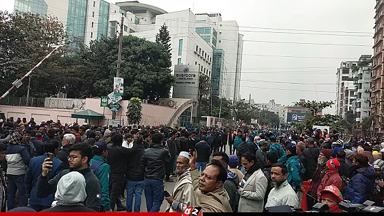 খালেদা জিয়ার মৃত্যুতে এভারকেয়ারের সামনে নেতাকর্মীদের ভিড়