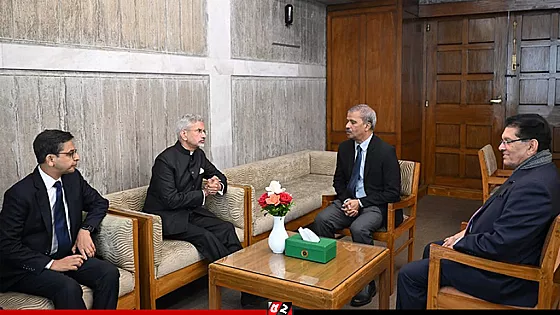 দুই উপদেষ্টার সঙ্গে জয়শঙ্কর ও আয়াজ সাদিকের সাক্ষাৎ