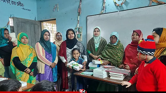 নতুন বছরে শিক্ষার্থীদের হাতে নতুন বই