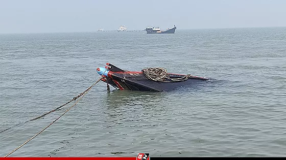 মেঘনায় ৩০০ মণ লবণ নিয়ে ট্রলার ডুবি