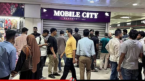 সারাদেশে অনির্ষ্টিকাল দোকান বন্ধ রাখার ঘোষণা মোবাইল ব্যবসায়ীদের