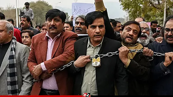 পাকিস্তানে ৮ সাংবাদিকের যাবজ্জীবন কারাদণ্ড