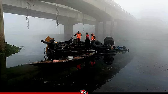 নিয়ন্ত্রণ হারিয়ে নদীতে ট্রাক,  নিহত ২