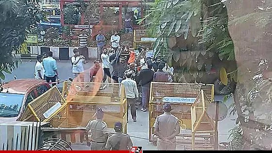 মুম্বাইয়ে বাংলাদেশের পতাকা ছিন্নভিন্ন করেছে উগ্র হিন্দুত্ববাদীরা 