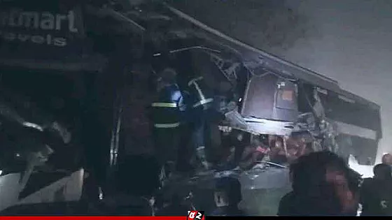 মহাসড়কে দাঁড়িয়ে থাকা ট্রাকে যাত্রীবাহী বাসের ধাক্কা, নিহত ৩