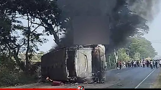 কুমিল্লায় নিয়ন্ত্রণ হারিয়ে চলন্ত বাসে আগুন, নিহত ৪