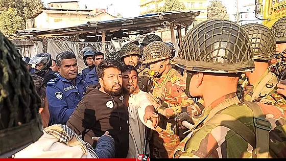 হাদি হত্যার বিচারের দাবিতে সড়ক অবরোধ, সেনাবাহিনী সাথে ধস্তাধস্তি