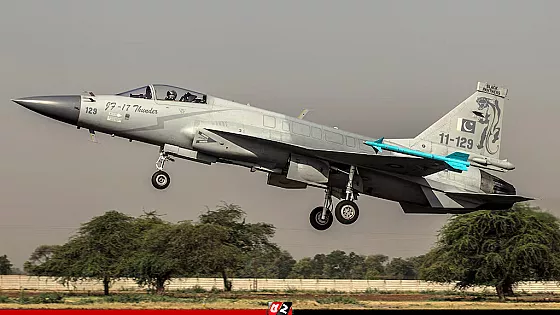 পাকিস্তানের জেএফ-১৭ যুদ্ধবিমান কিনতে চায় ইন্দোনেশিয়া