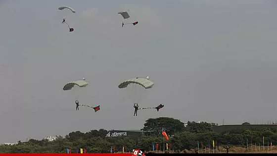 সর্বাধিক পতাকা নিয়ে প্যারা জাম্পের রেকর্ড গড়লো বাংলাদেশ