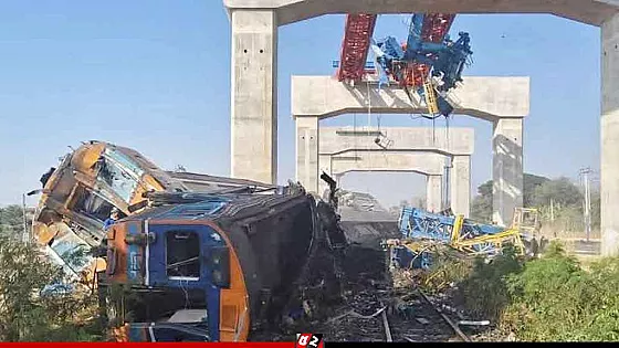 চলন্ত ট্রেনের ওপর ক্রেন ভেঙে নিহত ২২