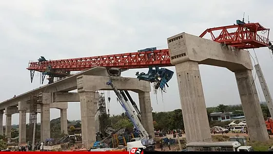 চলন্ত ট্রেনের ওপর ক্রেন ধসে নিহত বেড়ে ৩০   