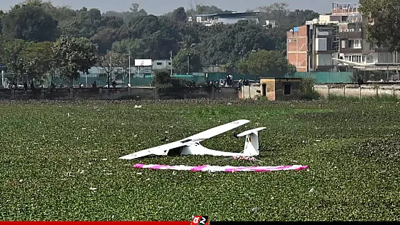 এবার ভারতে পুকুরে ভেঙে পড়লো বিমানবাহিনীর প্লেন