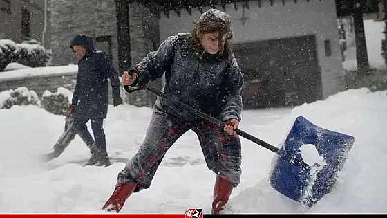 প্রবল তুষারপাত ও হিমবৃষ্টিতে বিপর্যস্ত যুক্তরাষ্ট্র, বিদ্যুৎহীন ১০ লাখ পরিবার