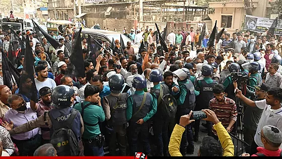 চট্টগ্রাম বন্দরে আজও অচলাবস্থা, আগামীকাল ২৪ ঘণ্টার ধর্মঘট