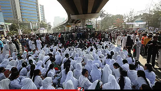 রাজধানীর সাতরাস্তা মোড় অবরোধ, তীব্র যানজট