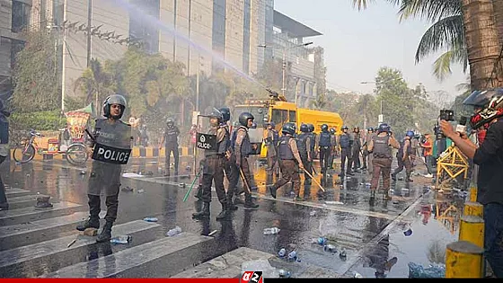 পুলিশ- ইনকিলাব মঞ্চের সংঘর্ষ, ইন্টারকন্টিনেন্টালের সামনে রণক্ষেত্র