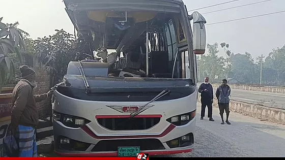 দাঁড়িয়ে থাকা ট্রাকে বাসের ধাক্কা, বাবা ছেলেসহ নিহত ৩ 