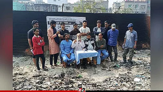 ময়লার ভাগাড়ের পাশে বসেই ইশতেহার দিলেন ‘ওয়াসা মিজান’