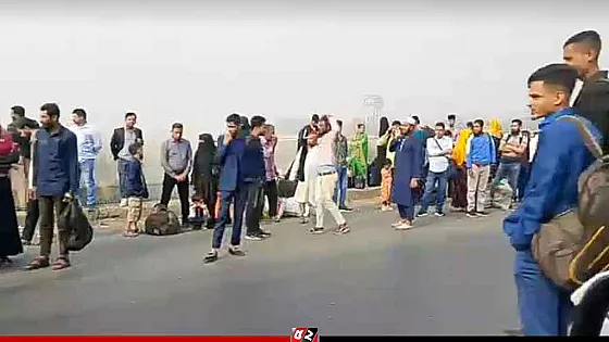 উৎসবের মেজাজে ভোট দিতে গ্রামে যাচ্ছেন ভোটাররা