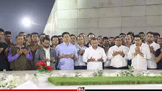 নির্বাচনি প্রচারণা শেষ, মা-বাবার কবর জিয়ারত করে ঘরে ফিরলেন তারেক রহমান