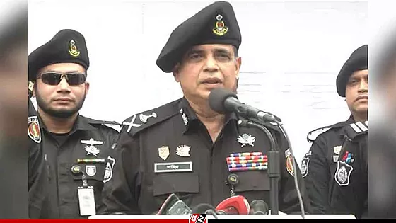 জীবনের প্রথম ভোট দিয়েছেন র‍্যাব মহাপরিচালক