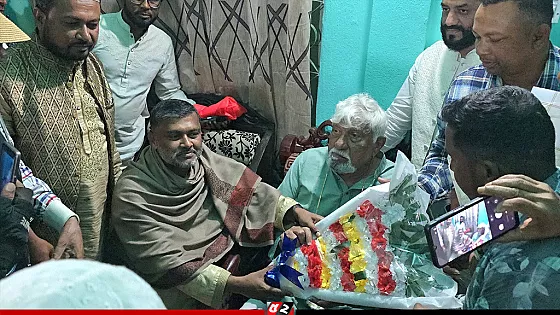 পরাজিত হয়েও বিজয়ী প্রার্থীকে ফুল দিয়ে শুভেচ্ছা জানালেন শিশির মনির 