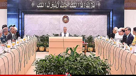 পতাকাবাহী গাড়িতে শপথে যাবেন উপদেষ্টারা, ফিরবেন পতাকা ছাড়া