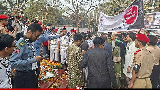 শহীদদের শ্রদ্ধা জানাতে শহীদ মিনারে মানুষের ঢল