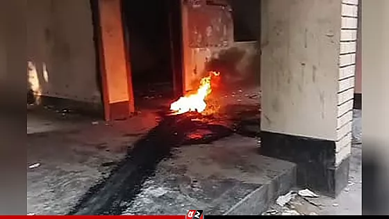 পতাকা উত্তোলনের একদিন পর আওয়ামী লীগ কার্যালয়ে আগুন
