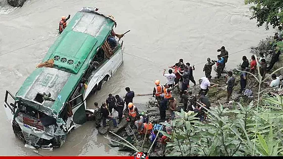 নদীতে বাস উল্টে পড়ে নিহত ১৮ জন 