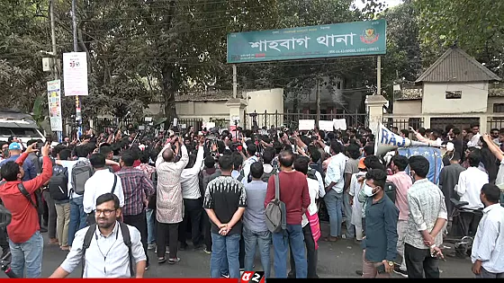 শিক্ষার্থীদের ৩ দফা দাবিতে শাহবাগ থানা ঘেরাও   