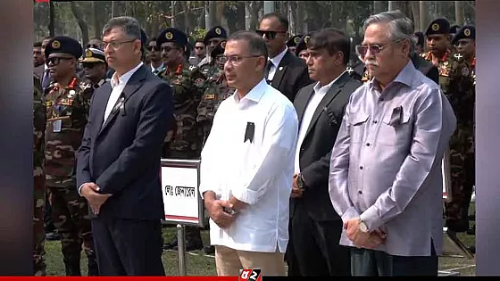 পিলখানা হত্যাকাণ্ডে শহিদদের প্রতি রাষ্ট্রপতি ও প্রধানমন্ত্রীর শ্রদ্ধা