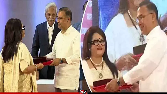 দেশের কৃতী সন্তানদের হাতে একুশে পদক তুলে দেন প্রধানমন্ত্রী