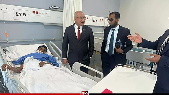 কুয়েতে আহত ৪ বাংলাদেশিকে দেখতে হাসপাতালে রাষ্ট্রদূত