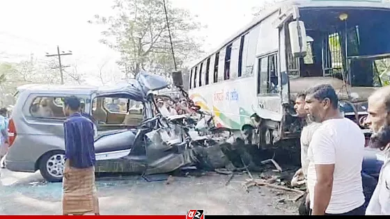 বাস-মাইক্রোবাসের মুখোমুখি সংঘর্ষে নিহত ২
