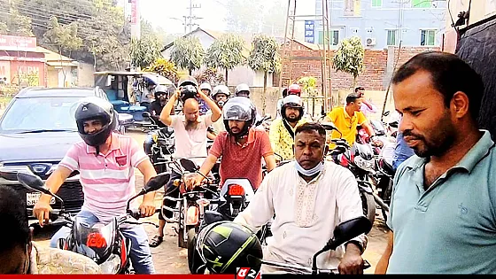 জ্বালানি সংকটের আশঙ্কা, সিরাজগঞ্জে ফিলিং স্টেশনে গাড়ির দীর্ঘ লাইন