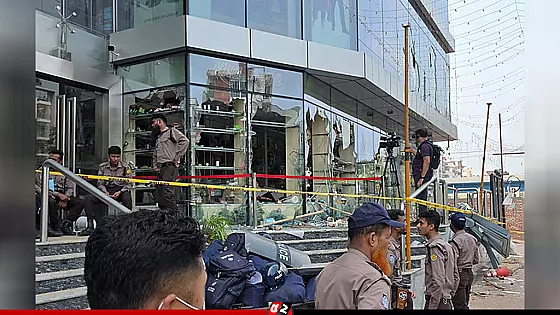 উত্তরায় শপিং মলে ভাঙচুর, গ্রেপ্তার ১২