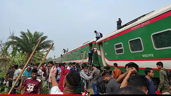 বগুড়ার ৯ বগিসহ ট্রেন লাইনচ্যুত