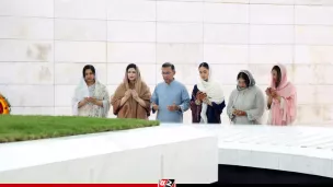 ঈদে স্বজনদের নিয়ে বাবা-মায়ের কবর জিয়ারত করলেন প্রধানমন্ত্রী