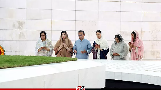 ঈদে স্বজনদের নিয়ে বাবা-মায়ের কবর জিয়ারত করলেন প্রধানমন্ত্রী