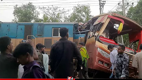 কুমিল্লায় বাস-ট্রেন সংঘর্ষে নিহত ১২   