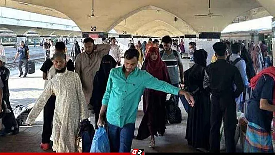 ছুটির শেষ দিনে ঢাকায় ফিরছেন নগরবাসী