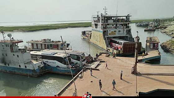 দৌলতদিয়ায় ফেরিতে ওঠার সময় বাস নদীতে, বহু হতাহতের আশঙ্কা