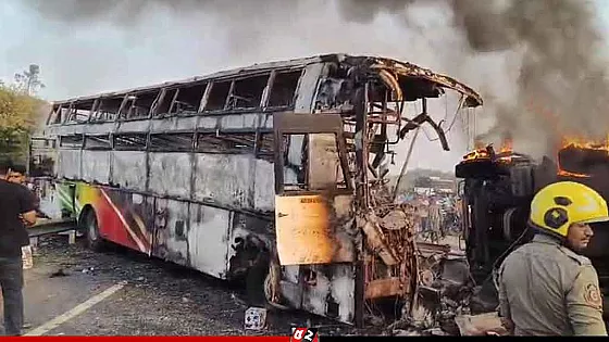 ভারতে বাস-লরি সংঘর্ষে পুড়ে অঙ্গার ১৩ যাত্রী 