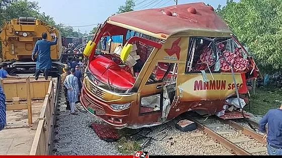 ১০ দিনে সড়কে ঝরল ২৭৪ প্রাণ