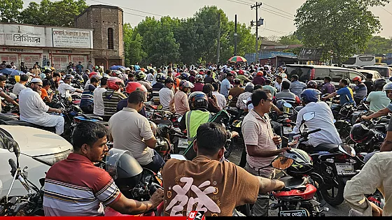 পাবনায়  জ্বালানি তেল  সংকট,  কর্মস্থলে  ফিরতে ভোগান্তি