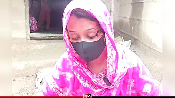 বিয়ের দাবিতে ৬ দিন ধরে প্রেমিকের বাড়িতে দুই সন্তানের জননীর অনশন