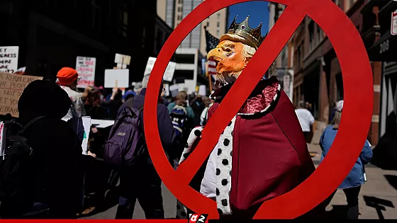 ‘নো কিংস’ বিক্ষোভে উত্তাল যুক্তরাষ্ট্র-ইউরোপ, লাখো মানুষের সমাবেশ
